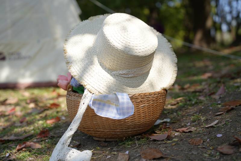 草帽与篮子的田园时光图片