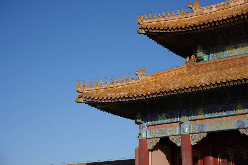 故宫飞檐翘角蓝天映衬图片