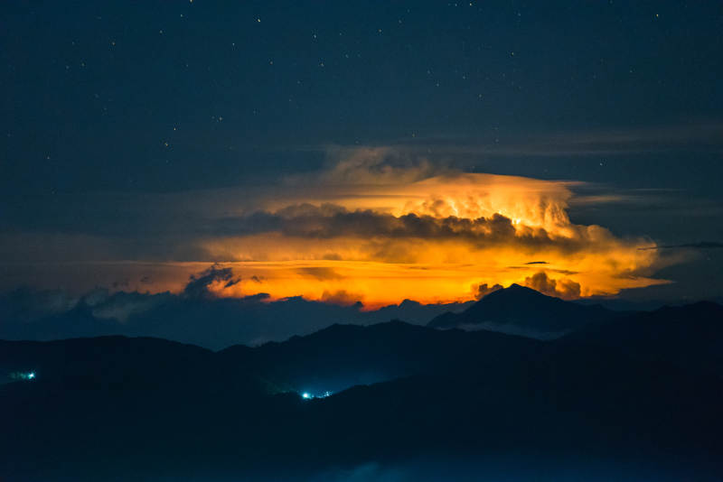夜幕山峦 云海霞光图片