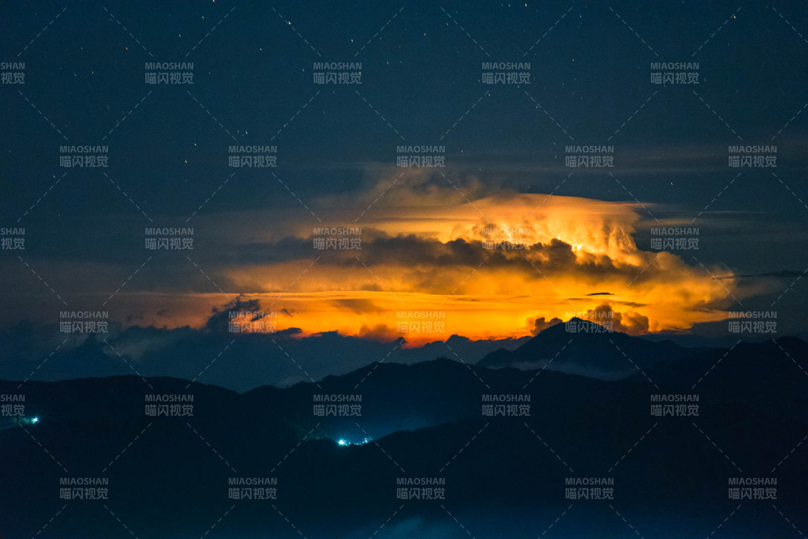 夜幕山峦 云海霞光图片