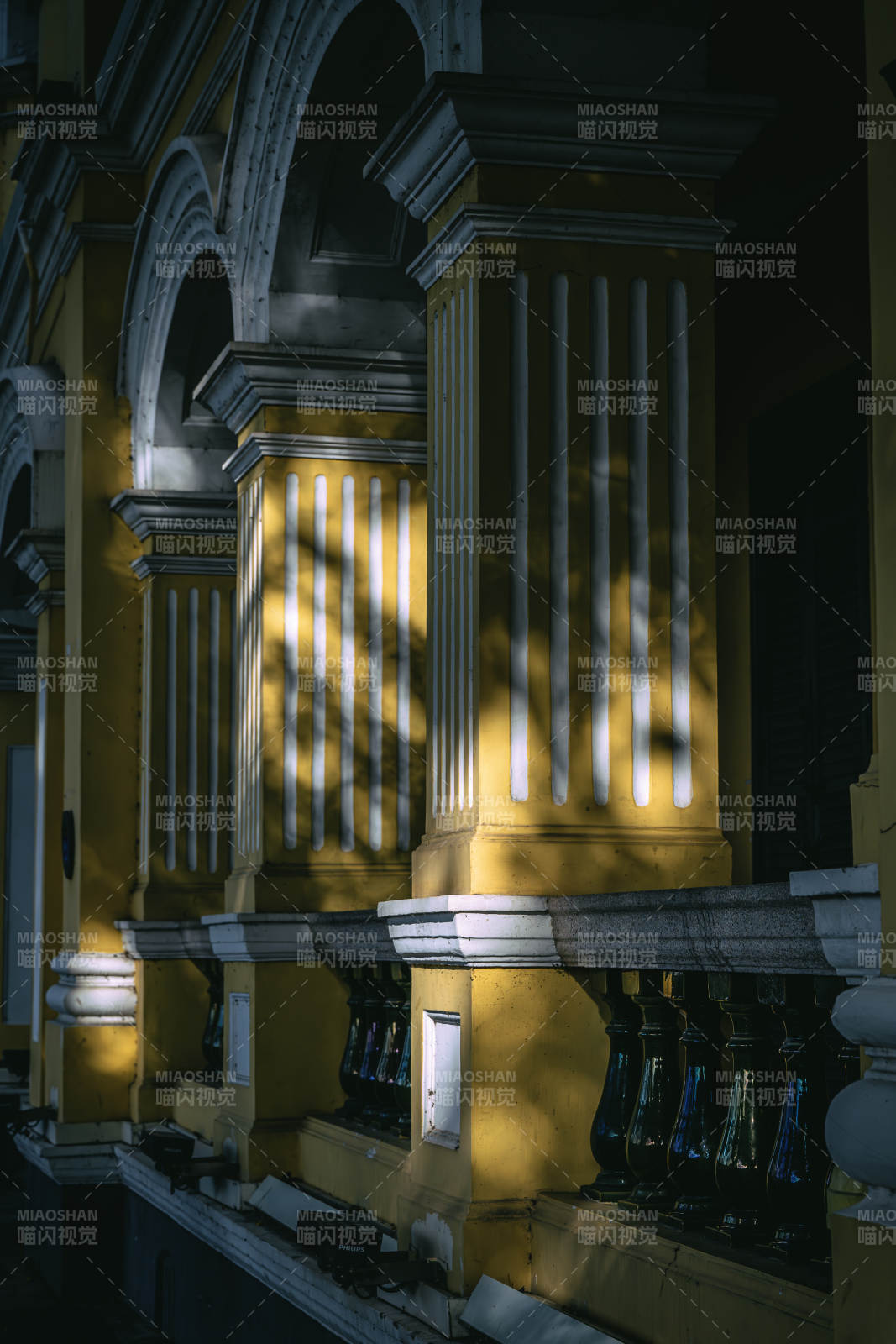 光影交错的古典柱廊图片