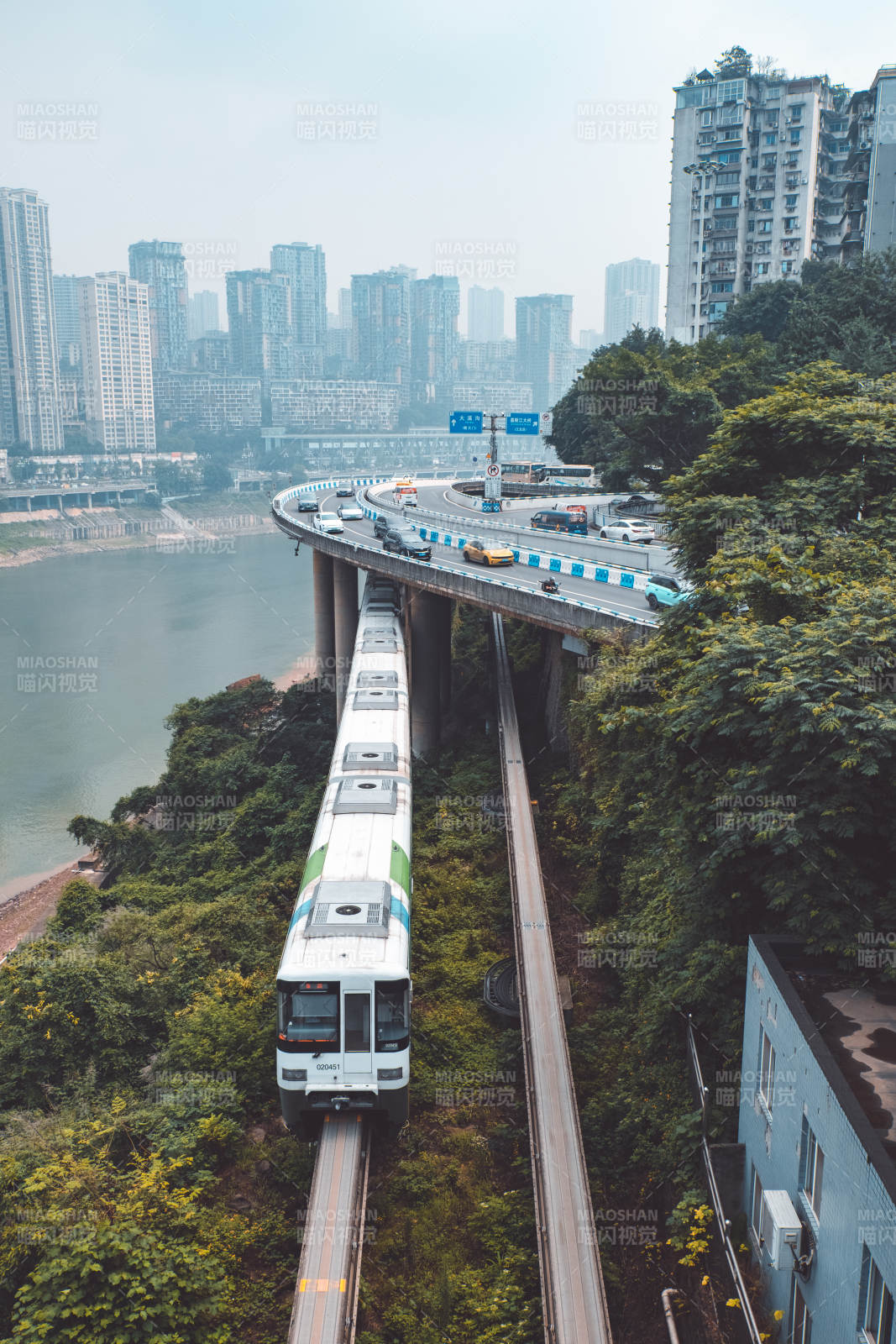 城市高架轻轨与公路交汇图片