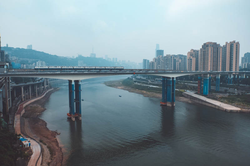 城市桥梁与江水风光图片