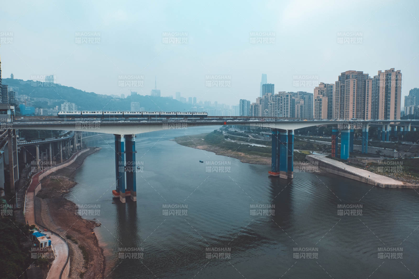 城市桥梁与江水风光图片