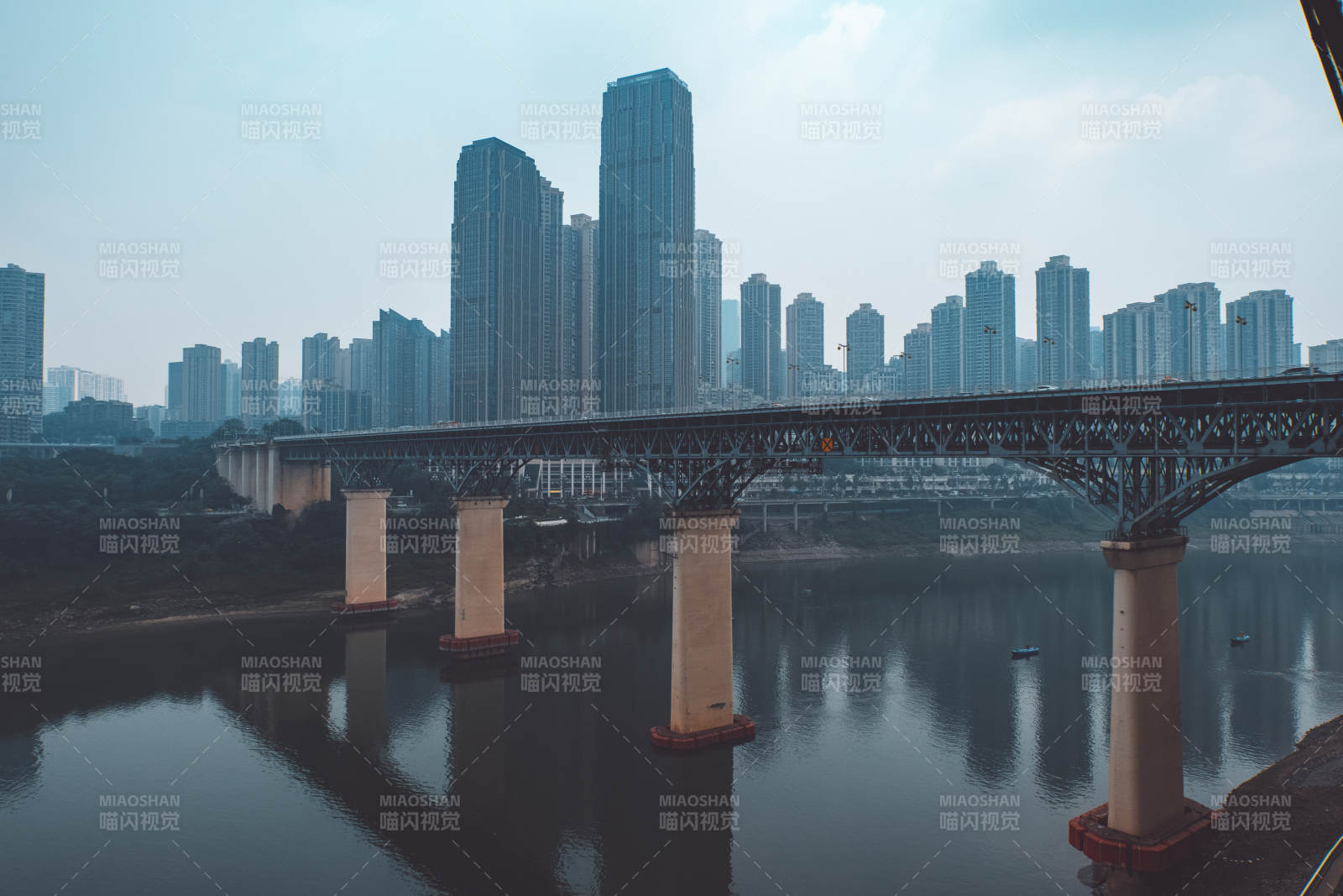 城市桥梁与高楼倒影图片