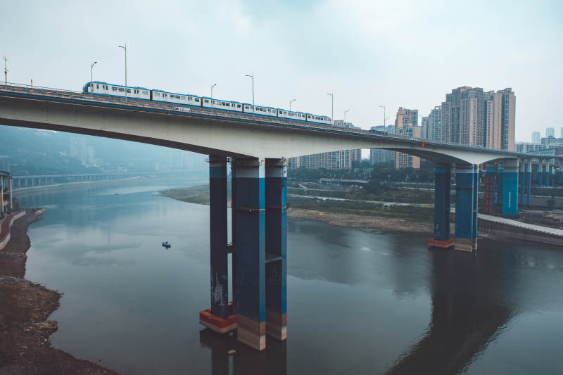 城市高架桥上的列车图片