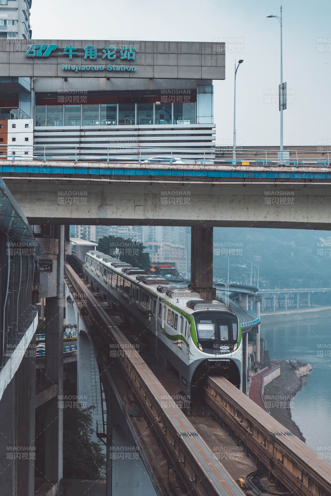 牛角沱站轻轨列车过桥图片
