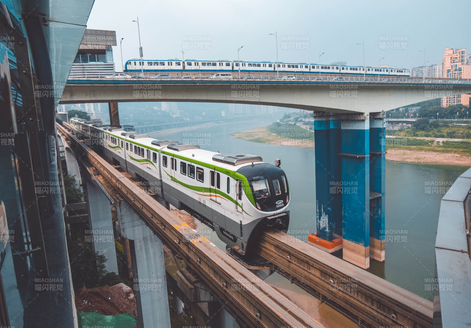 城市轻轨穿越江景大桥图片