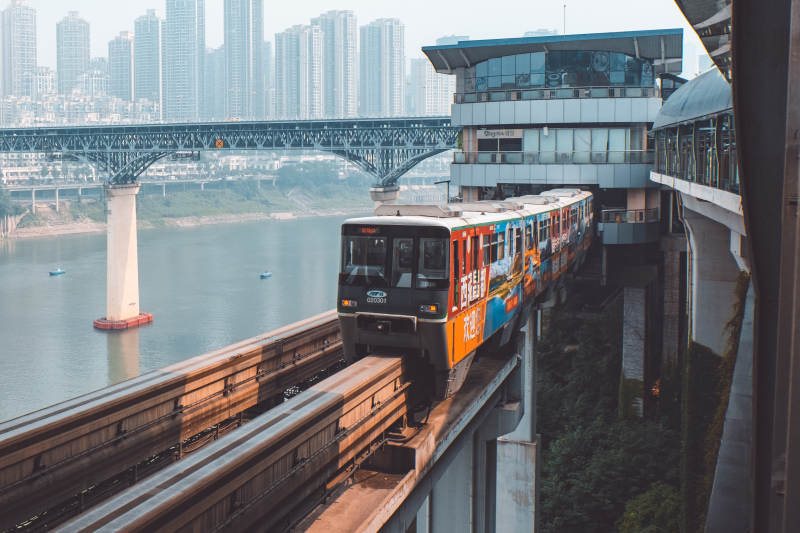 城市高架轻轨列车行驶中图片