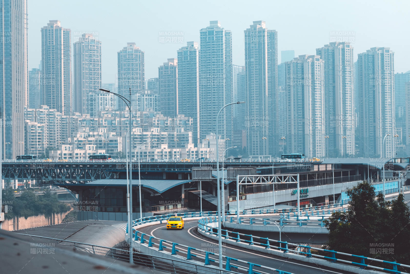 城市高架桥与摩天大楼图片