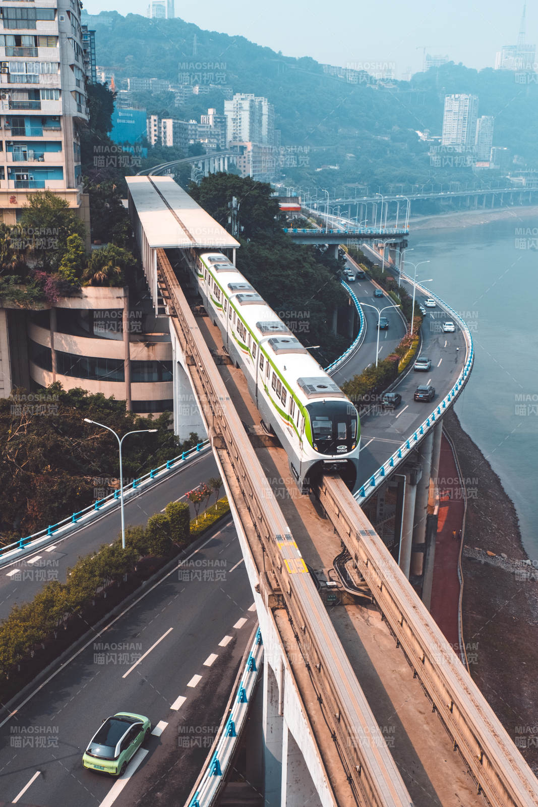 城市高架轻轨与江景图片