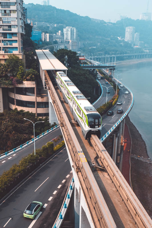 城市高架轻轨与江景图片