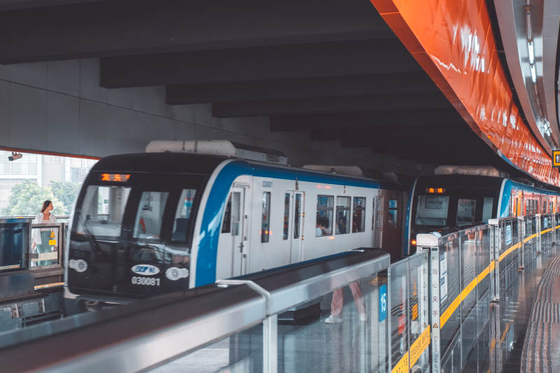 地铁站台列车停靠瞬间图片