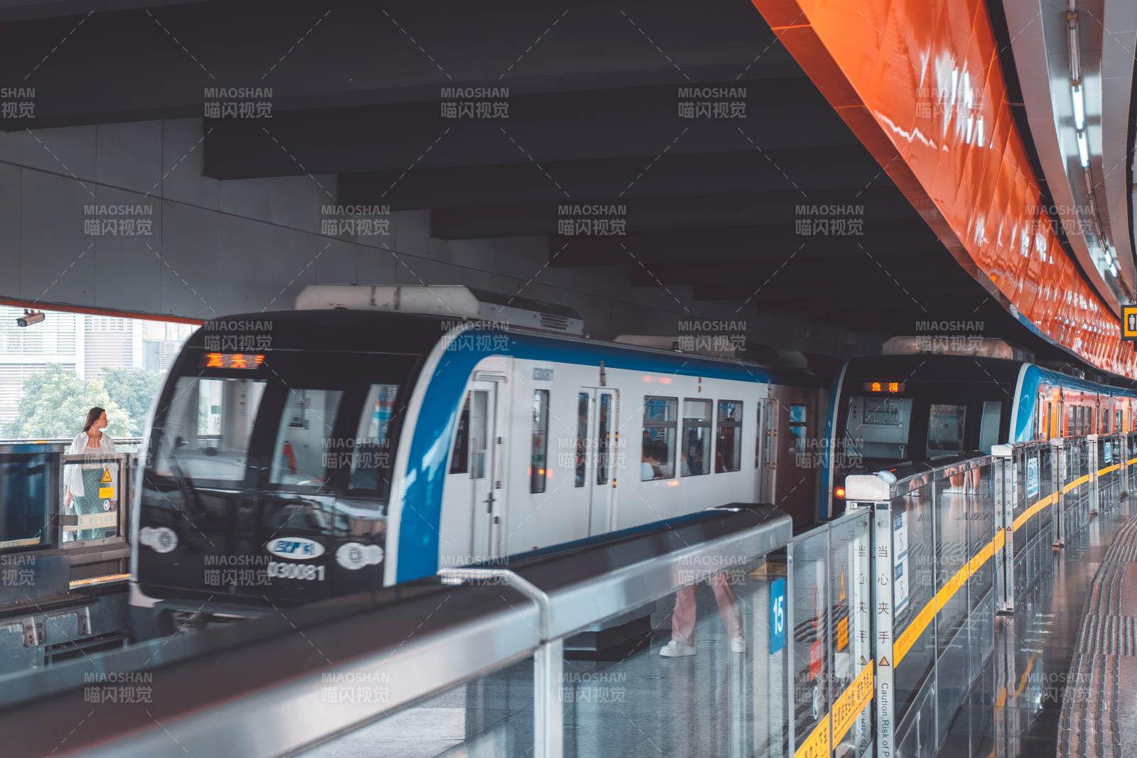 地铁站台列车停靠瞬间图片