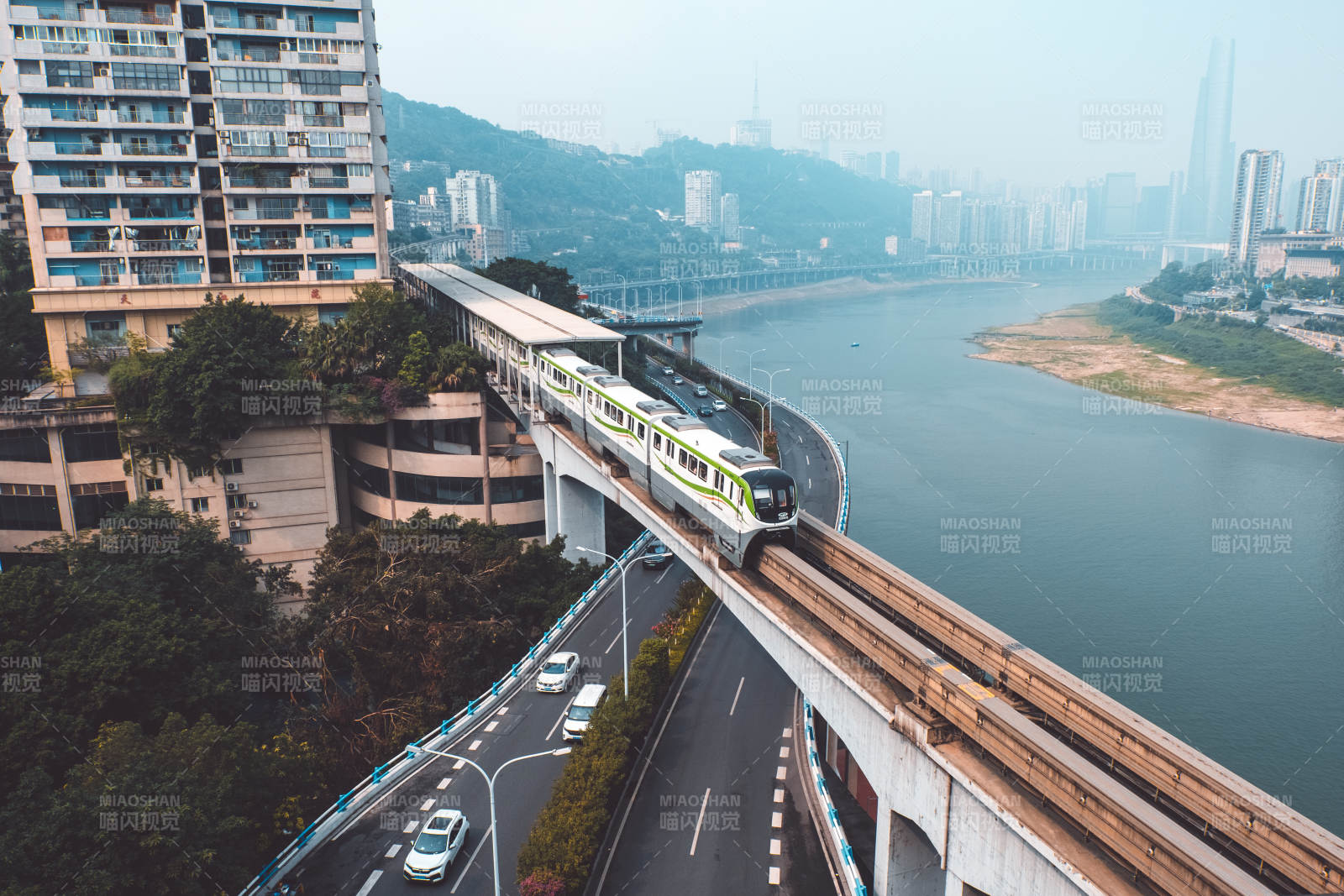 城市轻轨穿越江畔高楼图片