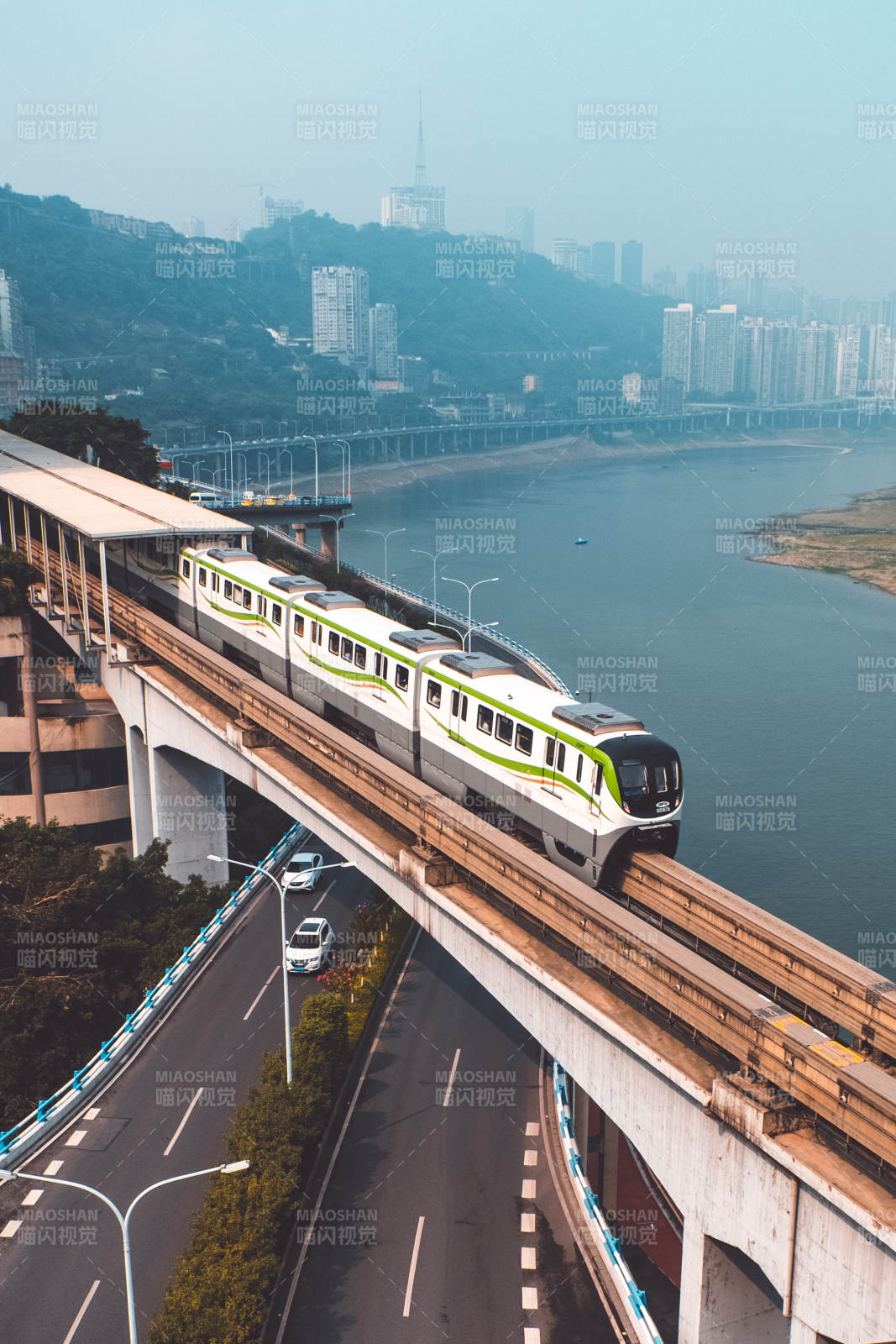 城市轻轨穿越江景大桥图片