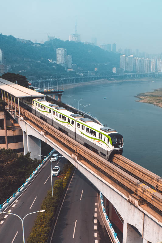 城市轻轨穿越江景大桥图片