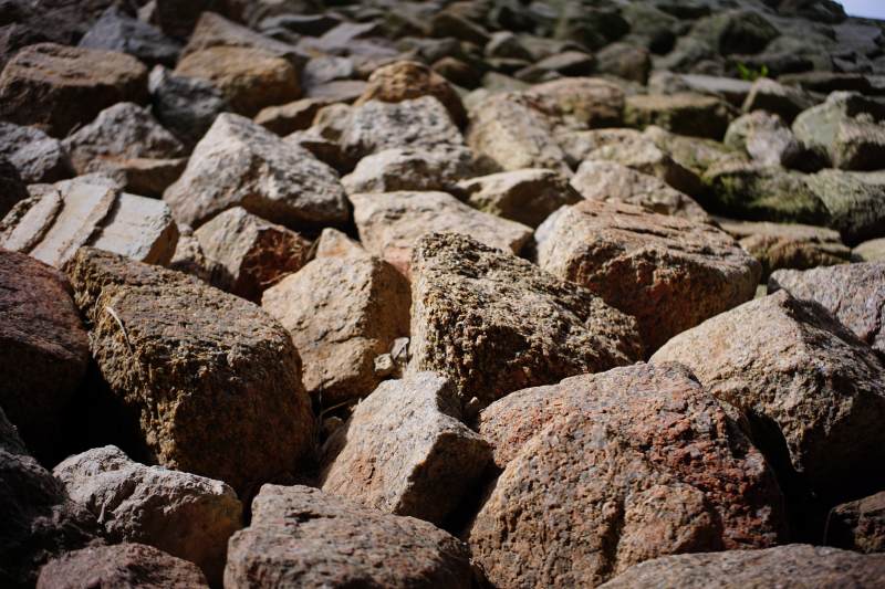 岩石堆叠的自然景观图片