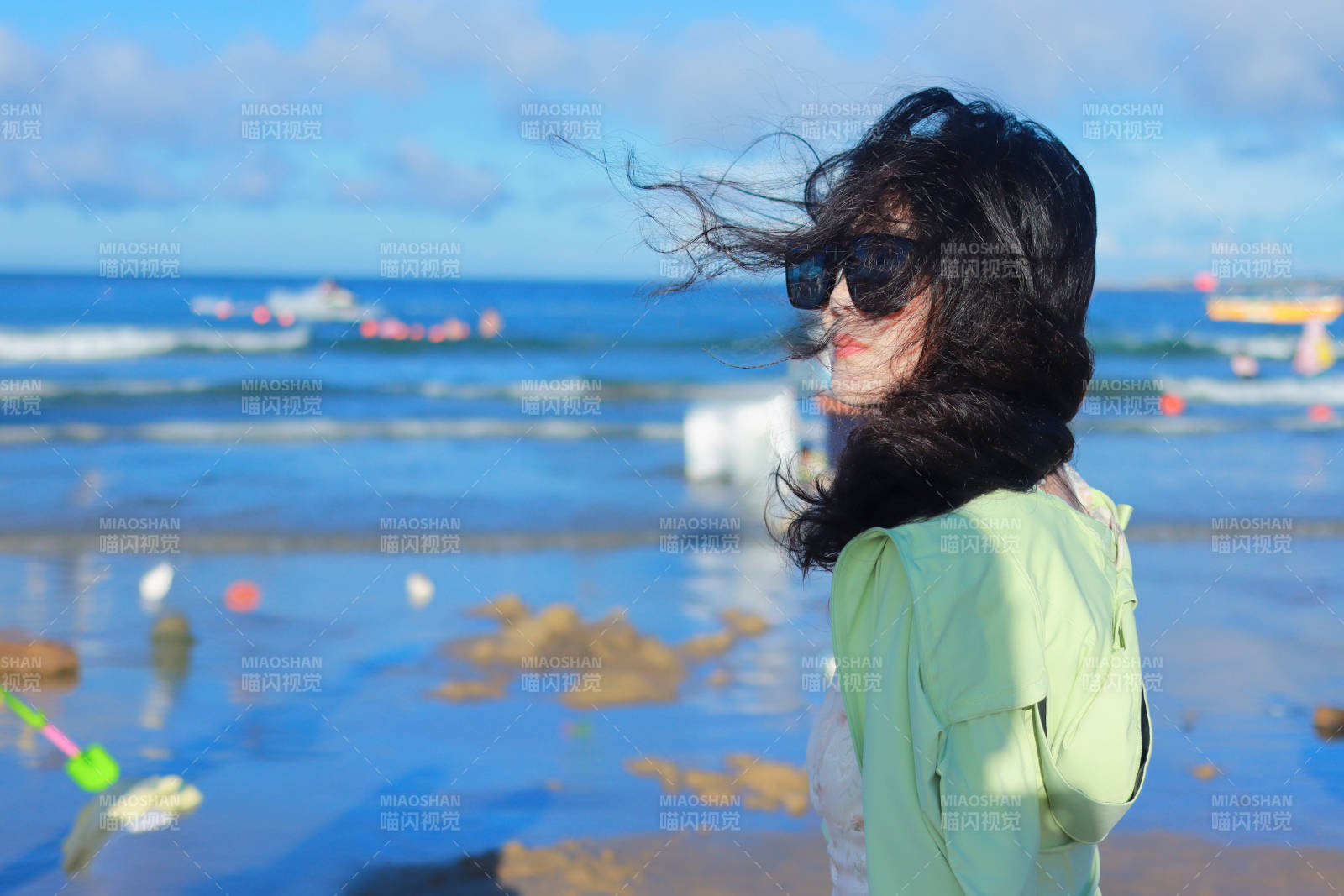 海边风中微笑图片