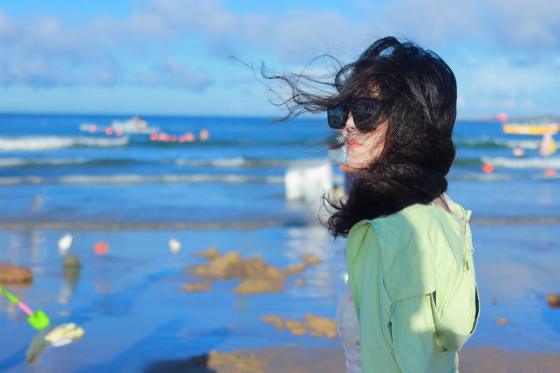 海边风中微笑图片