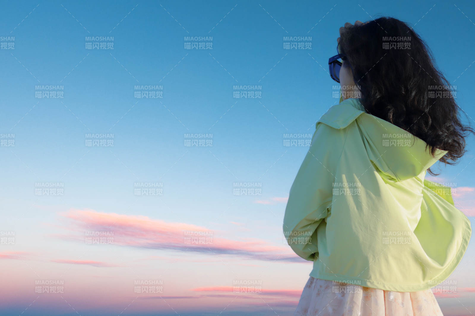 夕阳下的背影图片