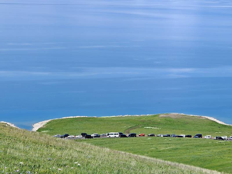 赛里木湖湖畔绿草如茵 车流停驻图片