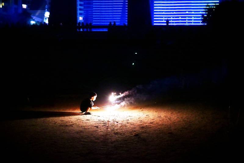 夜火旁的孤独身影图片