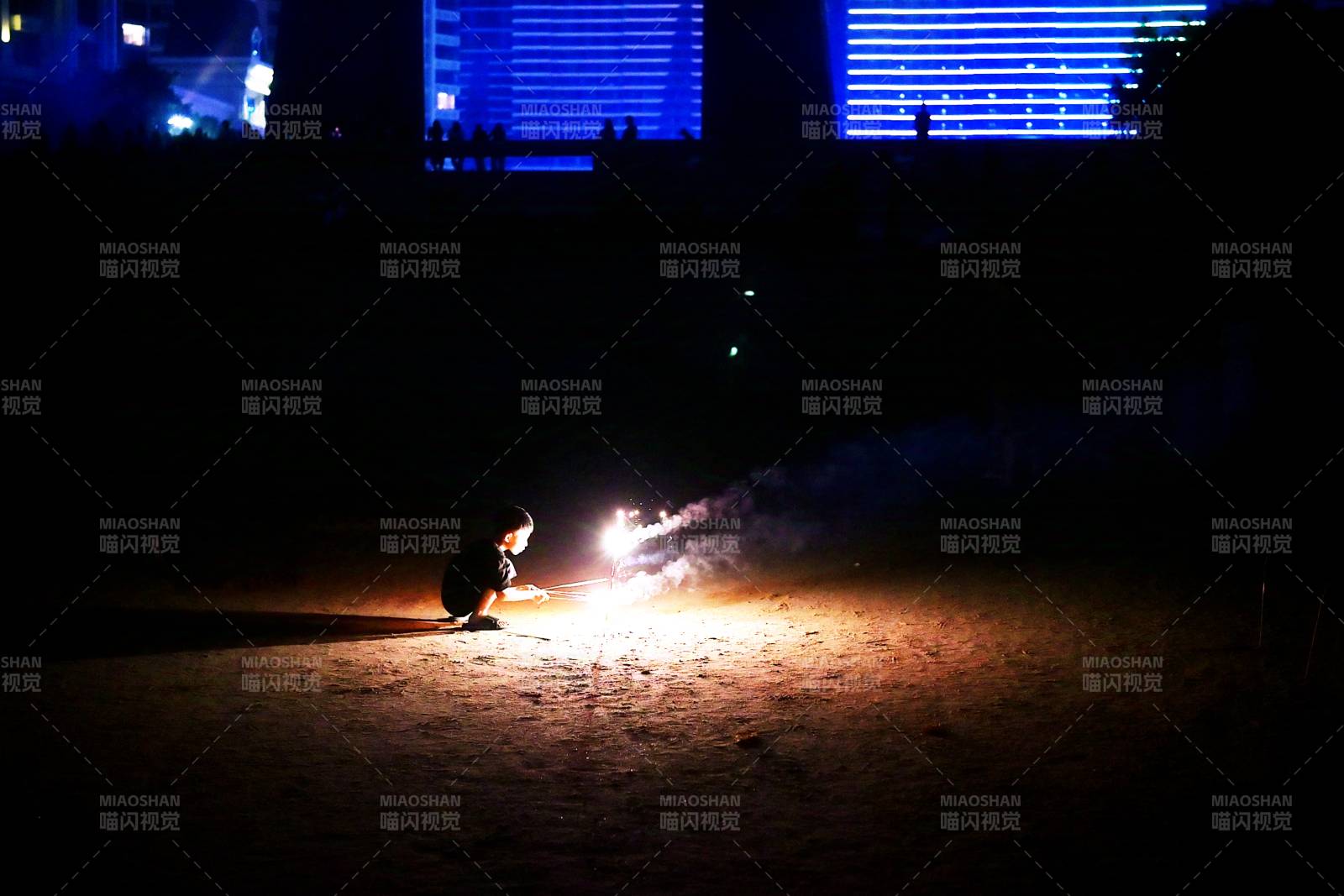 夜火旁的孤独身影图片