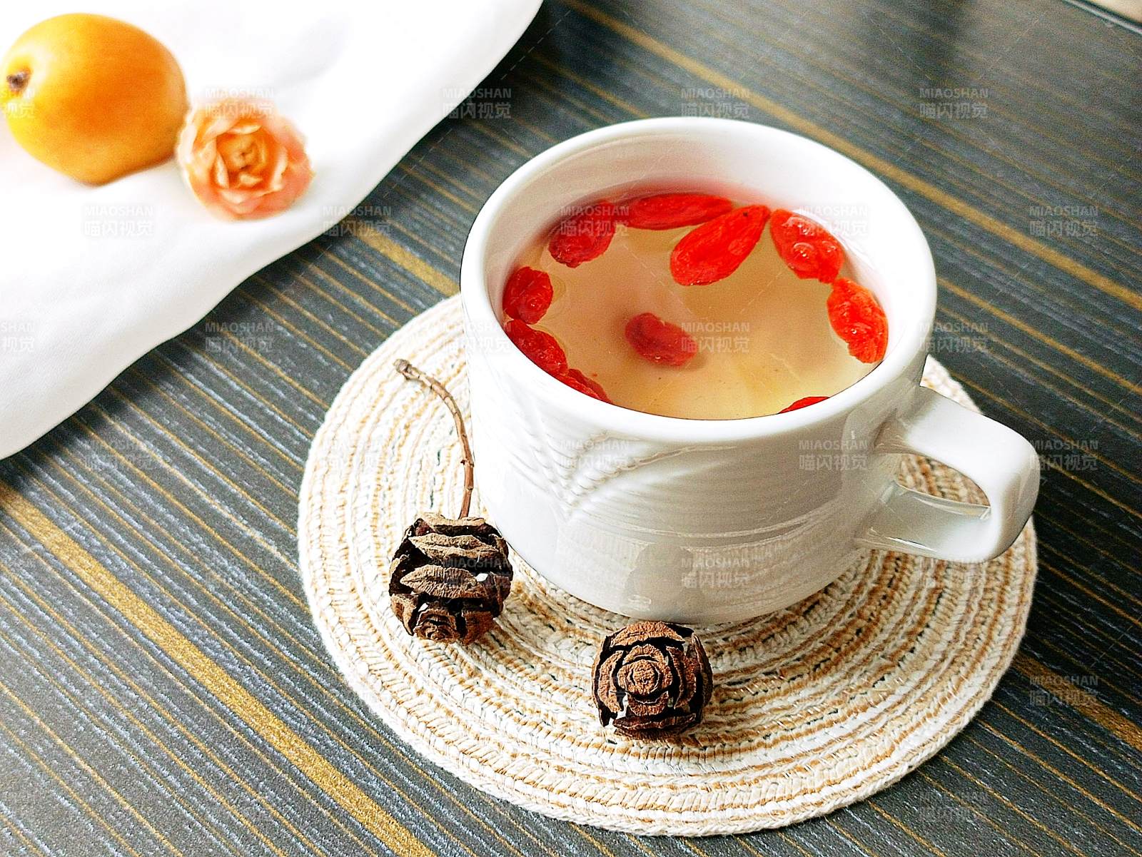 枸杞茶与干果的静谧时光图片