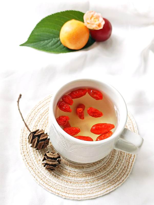 枸杞茶与秋日果实图片