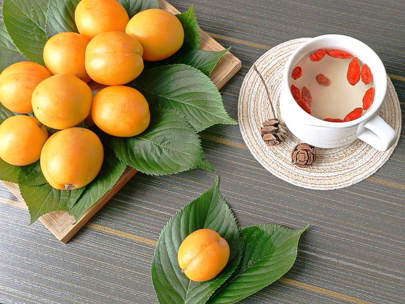 鲜果与枸杞茶的静谧时光图片