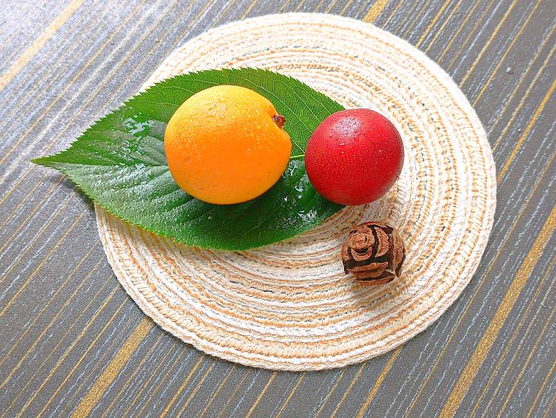 秋日果实与叶子的静谧美图片