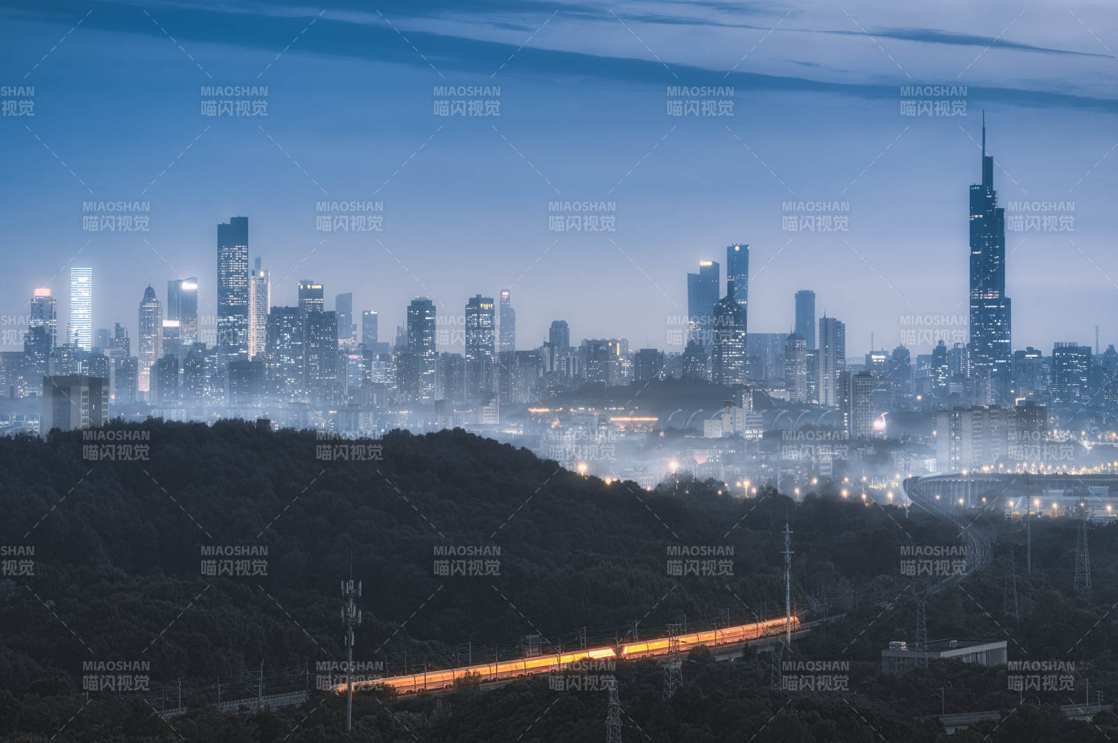 城市夜景与山林交辉图片