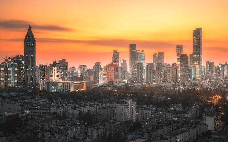 城市黄昏 灯火辉煌图片