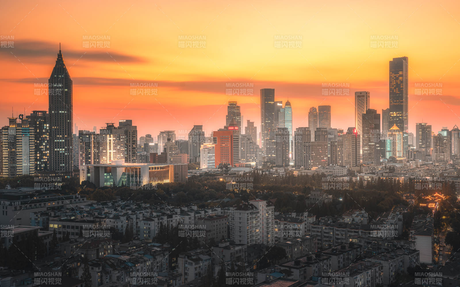 城市黄昏 灯火辉煌图片