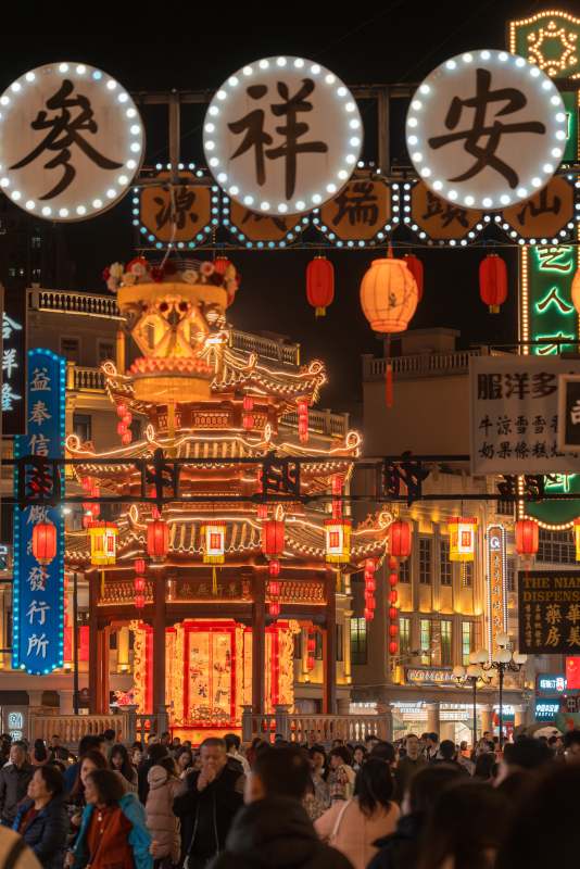 夜市灯火辉煌 人潮涌动图片