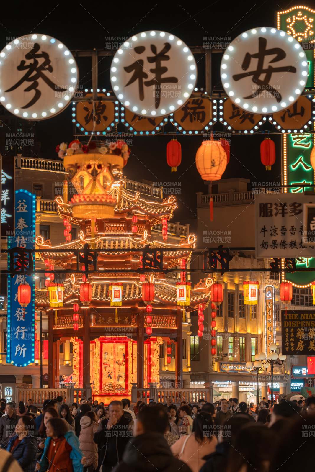 夜市灯火辉煌 人潮涌动图片