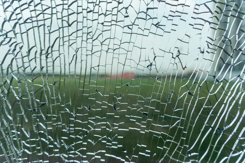 破碎的玻璃窗图片