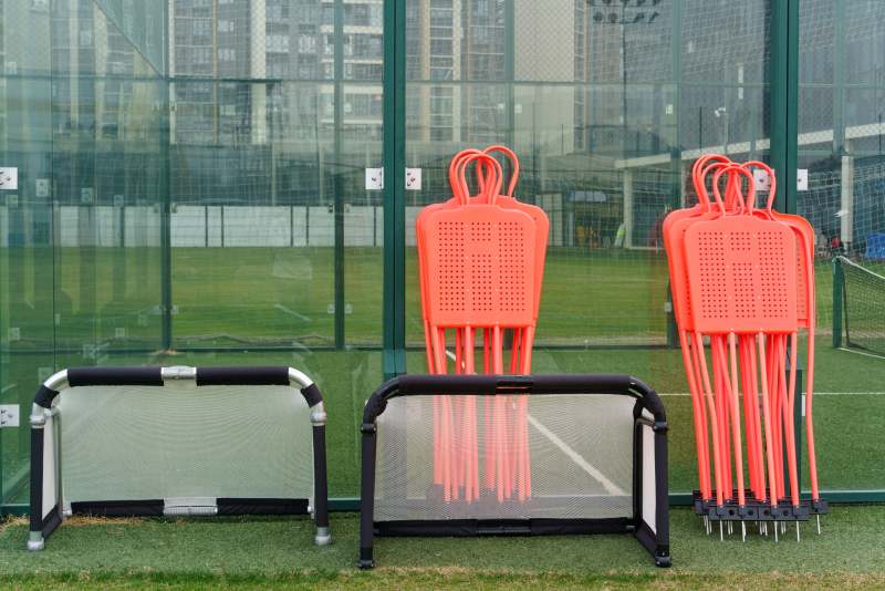 足球训练器材摆放整齐图片