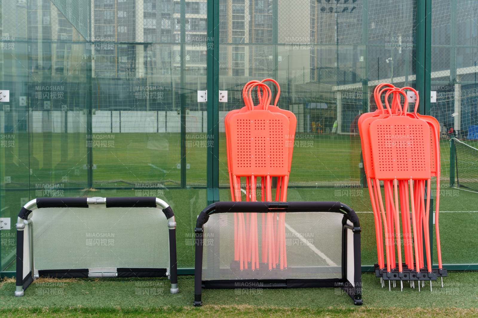 足球训练器材摆放整齐图片