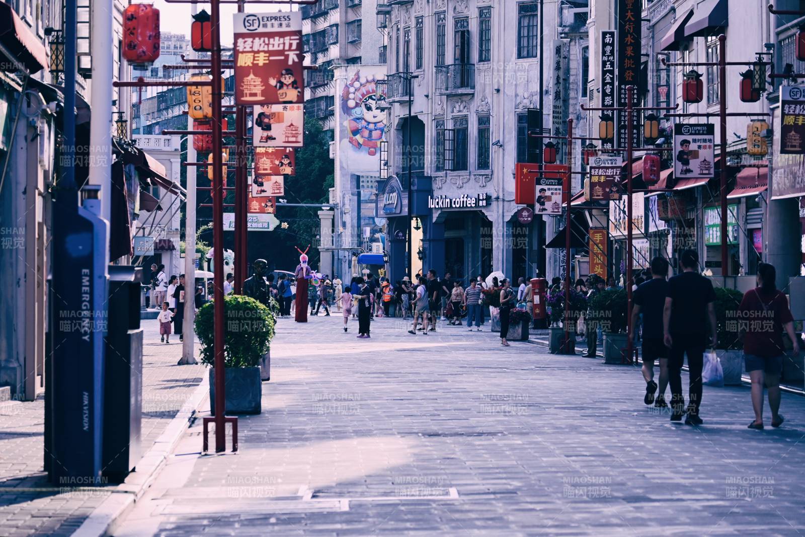 繁华街道 行人漫步图片