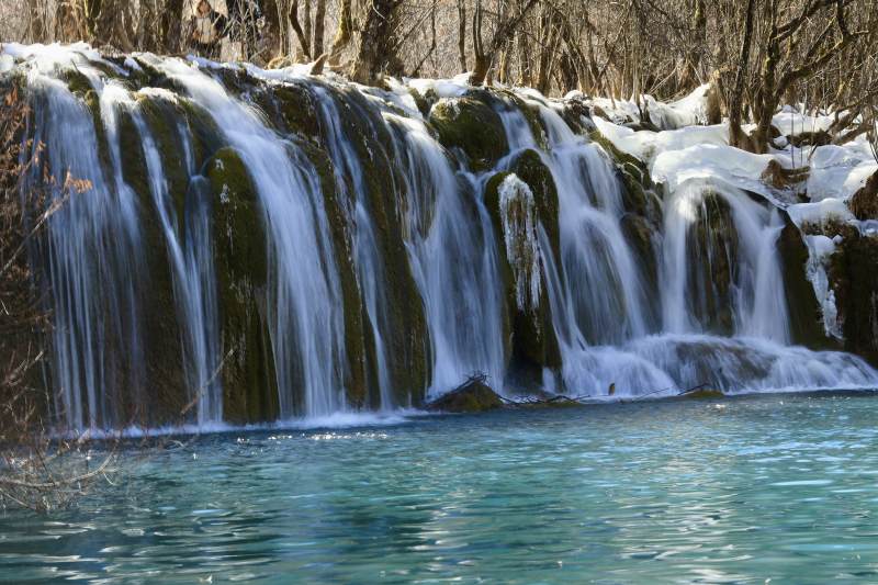 冬日瀑布 清澈碧蓝图片