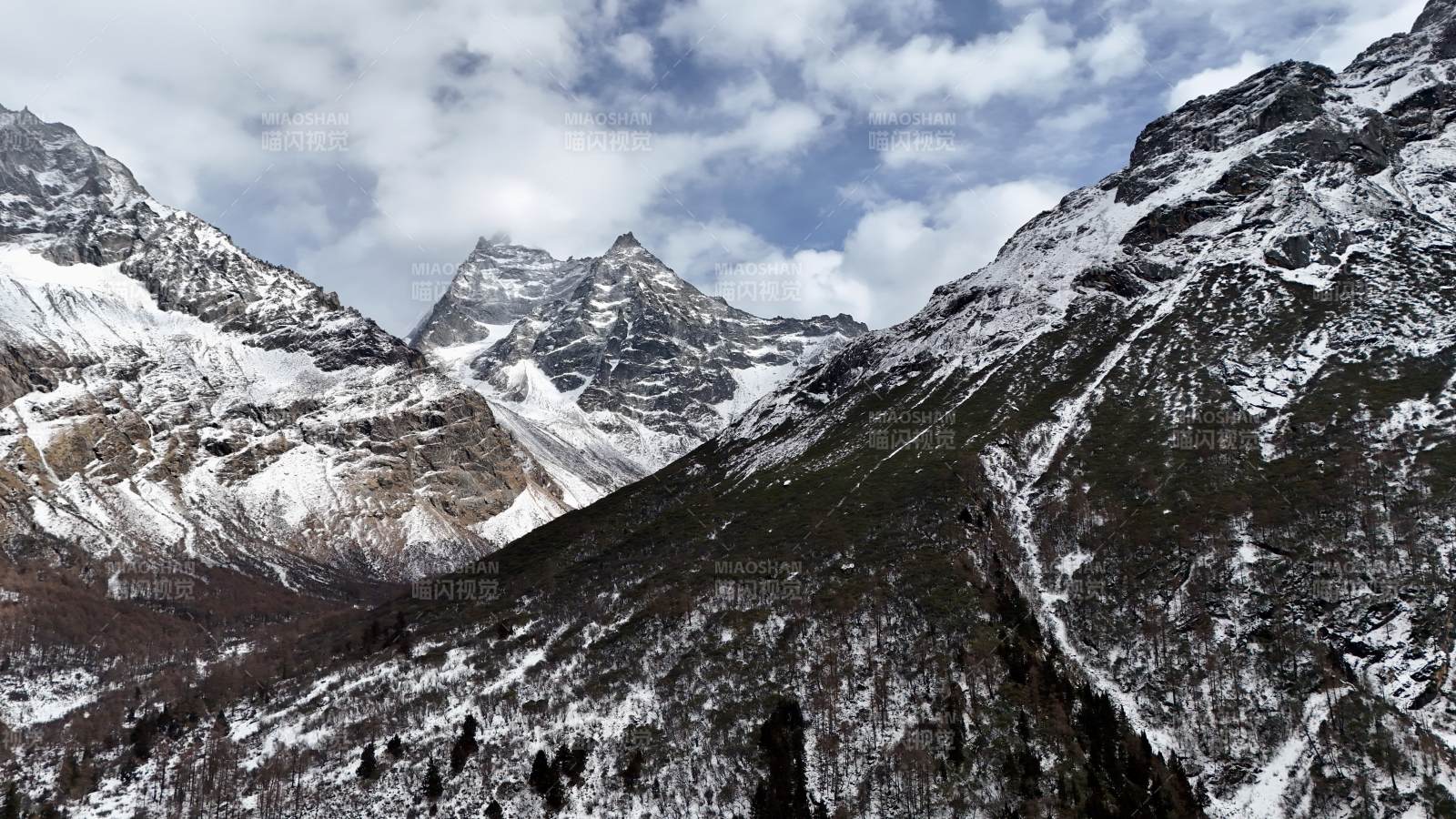 雪山巍峨 云雾缭绕图片
