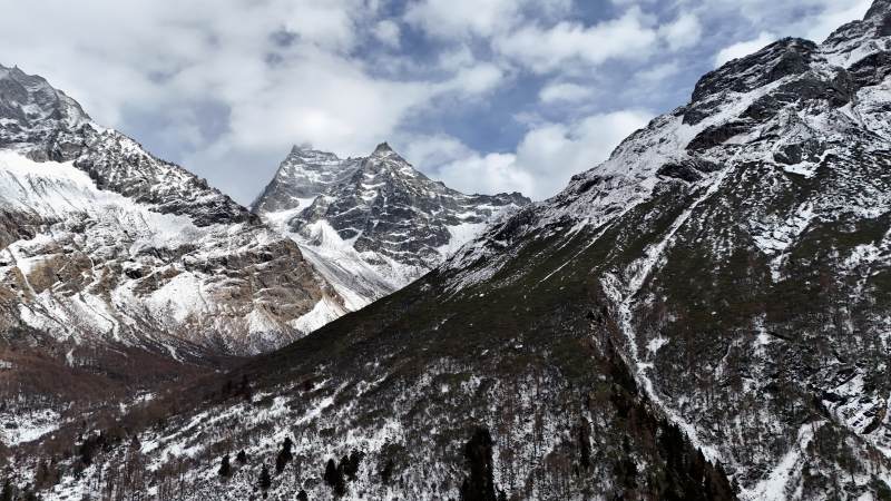 雪山巍峨 云雾缭绕图片