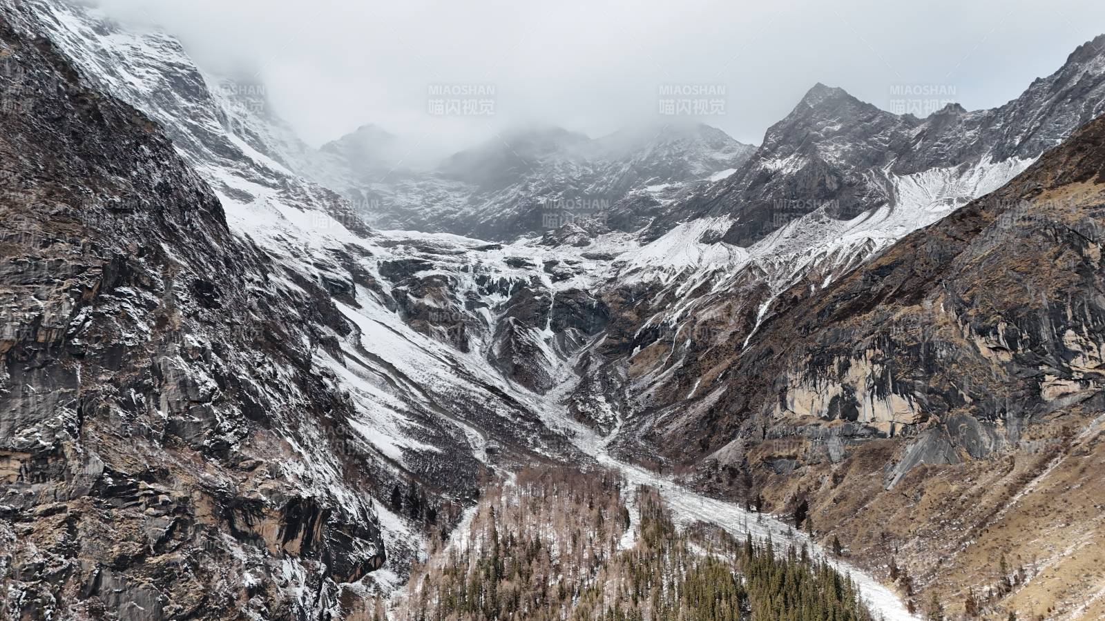 雪山峡谷 云雾缭绕图片