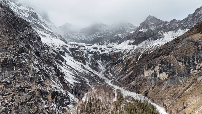 雪山峡谷 云雾缭绕图片