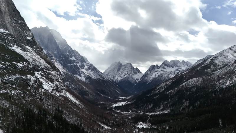 雪山峡谷 云雾缭绕图片