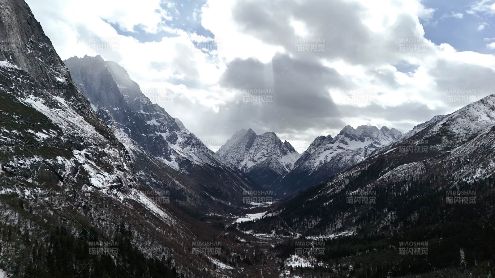 雪山峡谷 云雾缭绕图片