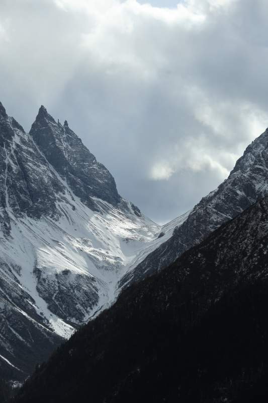 雪山峡谷 云雾缭绕图片