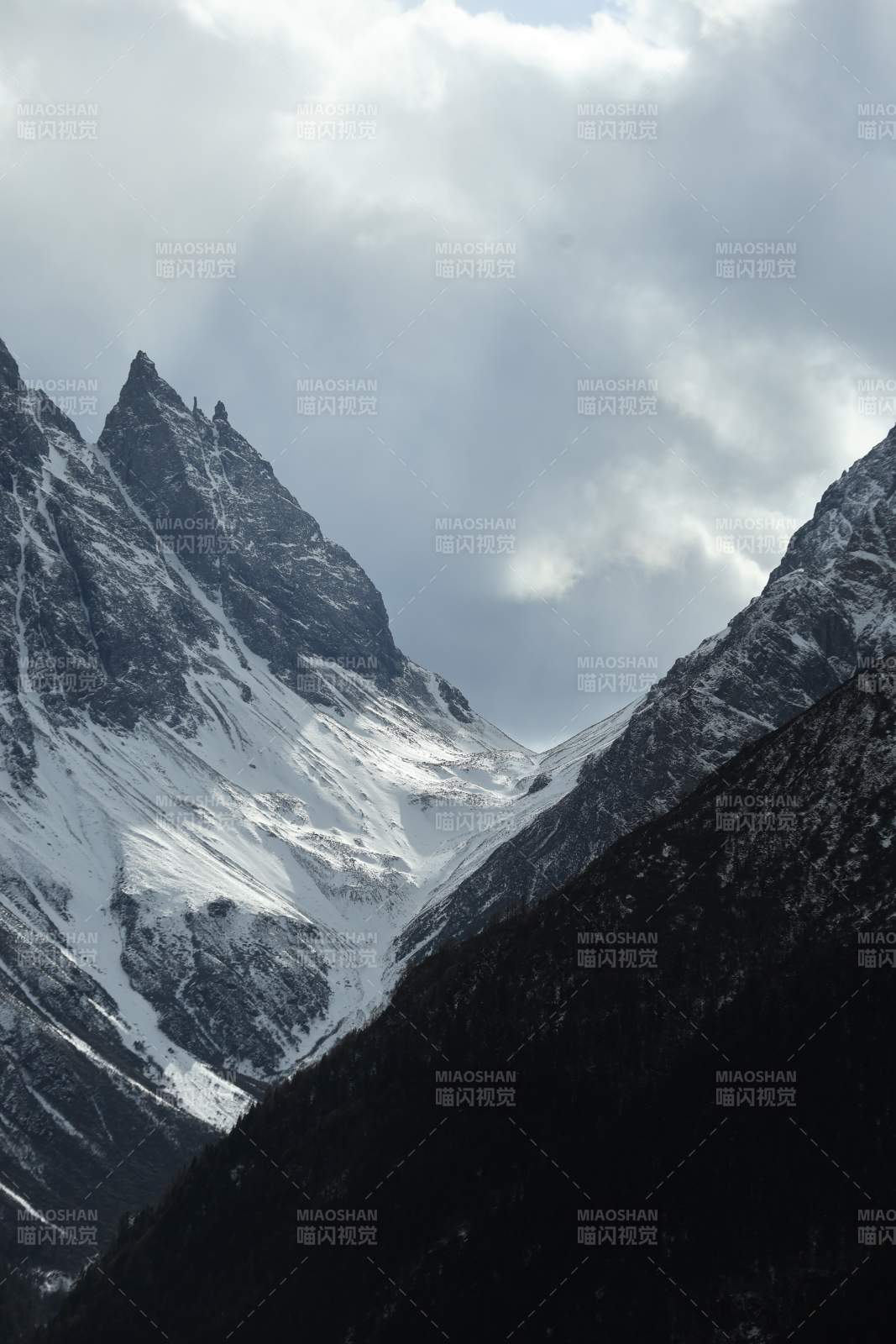 雪山峡谷 云雾缭绕图片
